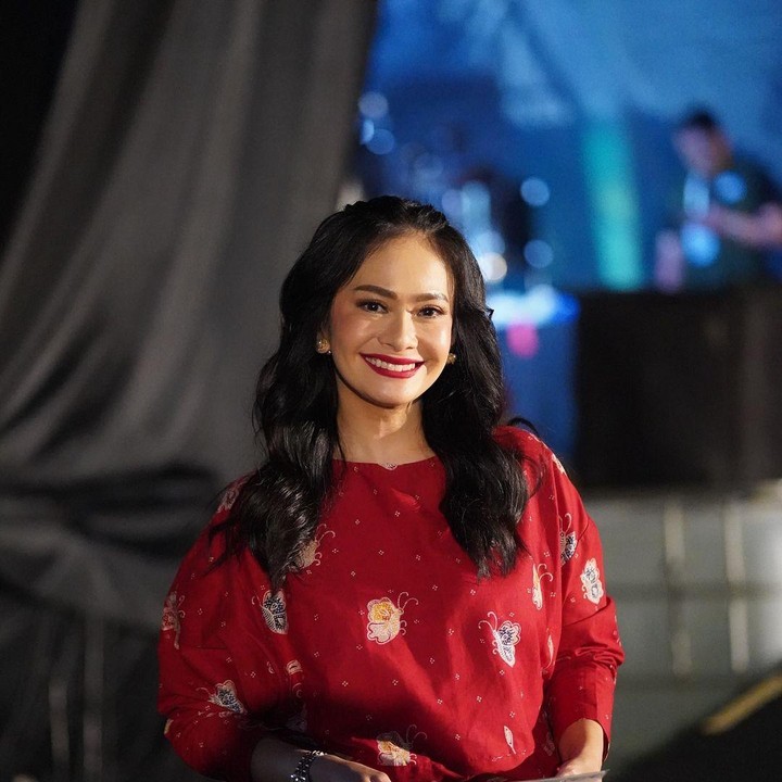 <p>Selanjutnya ada Ersa Mayori, presenter sekaligus artis cantik berusia 45 tahun ini menjadi pemenang Gadis Sampul pada tahun 1993. Selain masih aktif di industri hiburan, saat ini Ersa Mayori sedang menempuh pendidikan S2. (Foto: Instagram @ersamayori)</p>