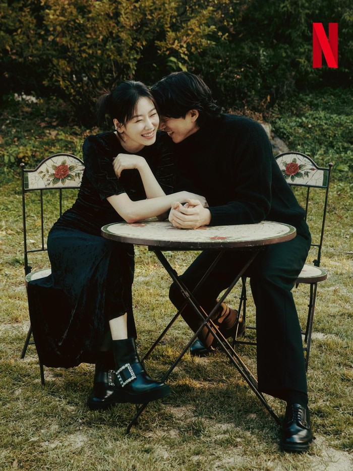 Terlihat romantis dan serasi, banyak penggemar yang menilai pemotretan Gong Yoo dan Seo Hyun Jin ini layaknya prewedding, lho!/ Foto: x.com/NetflixKr