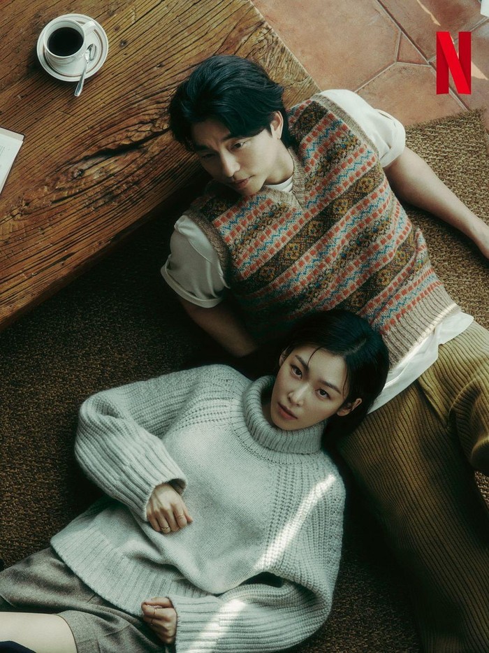 Dimulai dari konsep pemotretan bernuansa warm tone, Gong Yoo dan Seo Hyun Jin tampil dalam casual outfit dengan warna-warna hangat, Beauties./ Foto: instagram.com/netflixkr