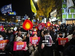 Ribuan Warga Korsel Unjuk Rasa Tuntut Presiden Yoon Mundur