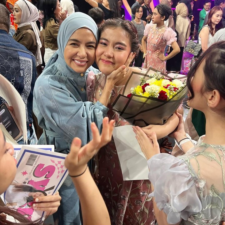 <p>"Hari paling indah sepanjang tahun. Selamat <em>@songlouisa_</em> ku. Sayang, Bunda nangis terharu lihat kamu jalan dengan percaya dirinya di panggung Gadis Sampul yang enggak pernah Bunda bayangin dulu. Kalau kamu jadi salah satu anak Bunda yang ternyata mengulang sejarah itu. Oh gini ya rasanya jadi Ompung Papa dan Ompung Mama dulu," tulis Meisya dengan menyisipkan emotikon menangis. (Foto: Instagram: @meisya__siregar)</p>