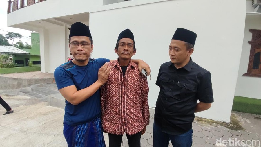 Sunhaji bakul es teh viral gantian datangi Gus Miftah di Ponpes Ora Aji Sleman, Rabu (4/12/2024).