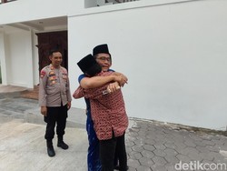 Giliran Sunhaji Penjual Es Teh Kunjungi Gus Miftah di Ponpes Ora Aji