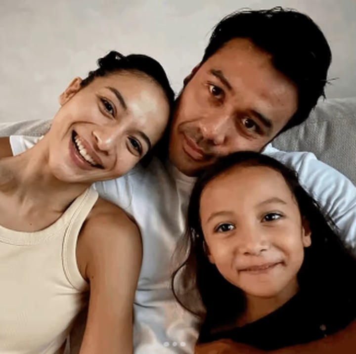 <p>"Kebersamaan keluarga kecil saya adalah hal yang sederhana, tapi menjadi sebuah momen yang paling menyenangkan bagi saya. Mendengarkan cerita suri atau sekedar makan bersama menjadi sebuah pelengkap hari. Pelukan hangat mereka berdua adalah tempat saya pulang setiap harinya," ujar Chicco. (Foto: Instagram: @chicco.jerikho)</p>