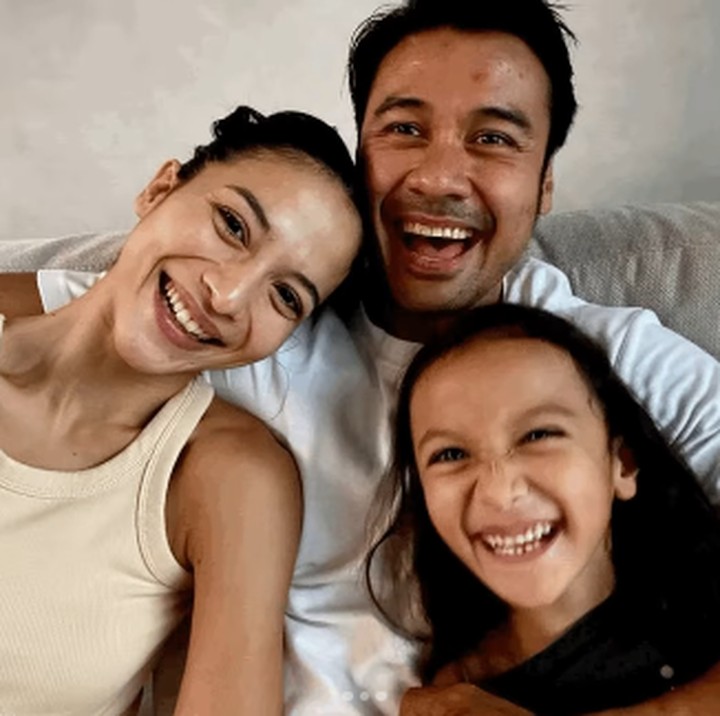 <p>Melalui unggahan ini juga, Chicco mengatakan bahwa kebersamaannya dengan keluarganya ini adalah momen yang paling menyenangkan. Selain bisa mendengarkan cerita Si Kecil, Chicco juga bisa memeluk anak dan istrinya. (Foto: Instagram: @chicco.jerikho)</p>
