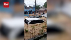 VIDEO: Momen Mobil Terguling Akibat Diseret Banjr Bandang di Sukabumi