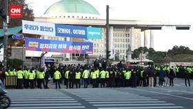 VIDEO: Darurat Militer Dicabut, Polisi Masih Kepung Gedung Parlemen