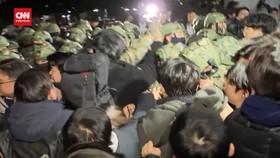 VIDEO: Anggota Parlemen Korsel Bentrok dengan Pasukan Darurat Militer
