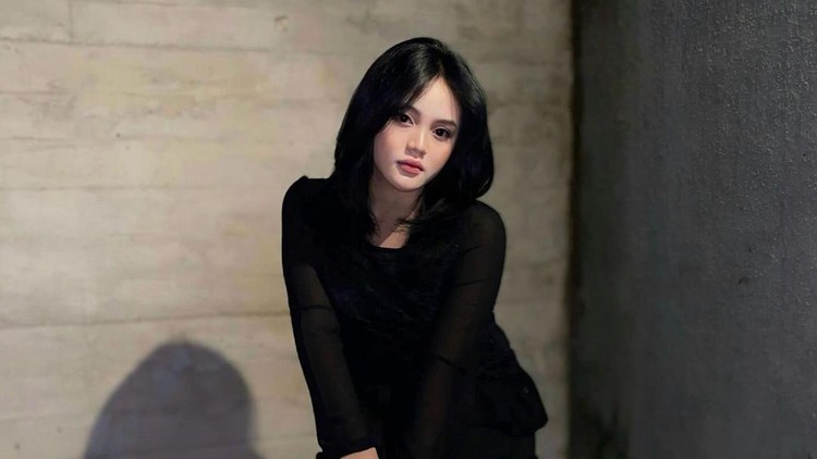 Tia Putri Mandra Tia Putri Mandra