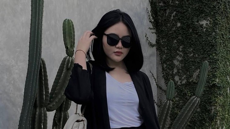 Tia Putri Mandra Tia Putri Mandra