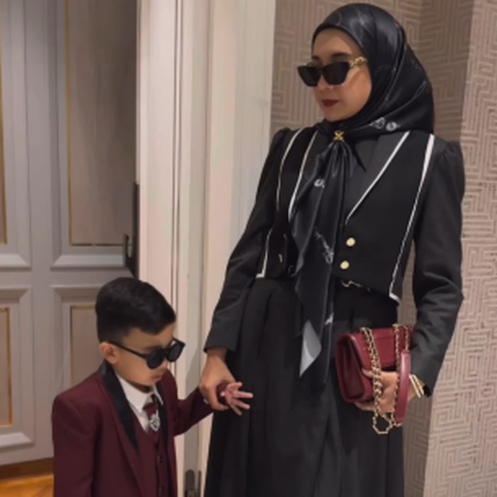<p>Banyak netizen yang mengatakan Ukkasya terlihat sangat keren dan menggemaskan. Tidak sedikit pula yang mendoakan agar Si Kecil tumbuh menjadi anak yang sehat dan sukses. (Foto: Instagram: @zaskiasungkar15)</p>
