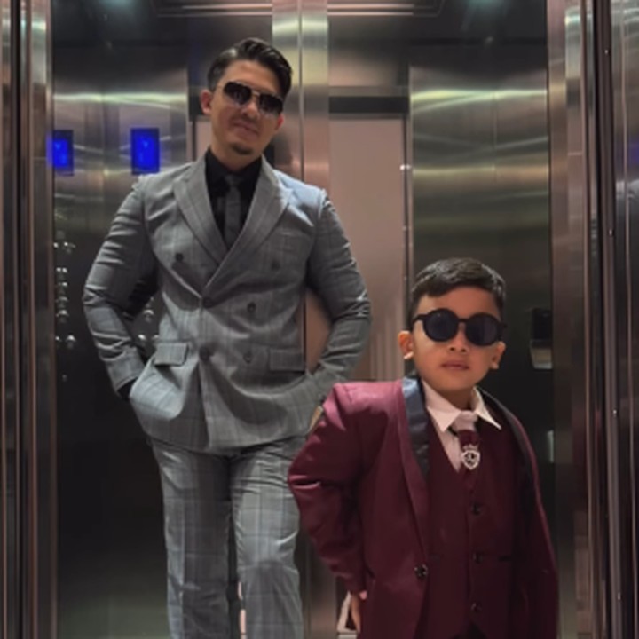 <p>Tidak hanya itu, Ukkasya juga kerap menjadi model untuk mempromosikan produk <em>fashion</em> sang Bunda, nih. Pada salah satu unggahan, dirinya sangat tampan mengenakan setelan jas warna merah marun. (Foto: Instagram: @zaskiasungkar15)</p>