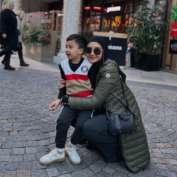 <p>"Aduhhh, enggak kuat keren banget Abang Ukkasya, <em>MasyaAllah</em>," kata seorang netizen dengan emotikon hati. "<em>Alhamdulillah wa asy syukur lillaahi Ta'ala. InsyaAllah</em> sehat selalu dan selalu berhasil, beruntung, mujur dan sukses terus," ungkap netizen yang lainnya. (Foto: Instagram: @zaskiasungkar15)</p>