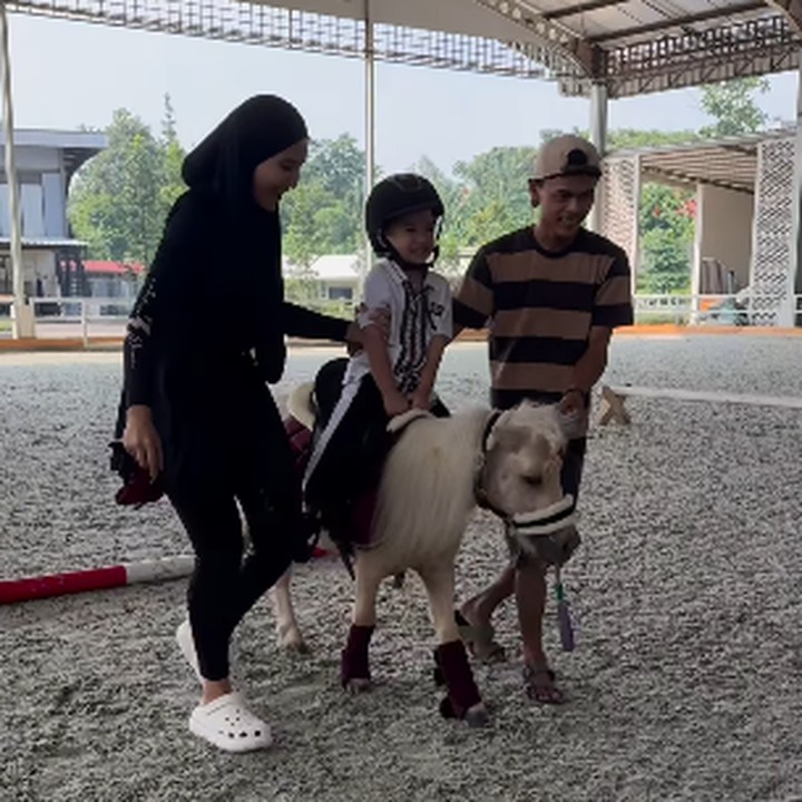 <p>Ukkasya terlihat tertarik dengan olahraga berkuda. Beberapa waktu lalu, dirinya nampak bermain di kandang kuda bersama sang Bunda. (Foto: Instagram: @zaskiasungkar15)</p>