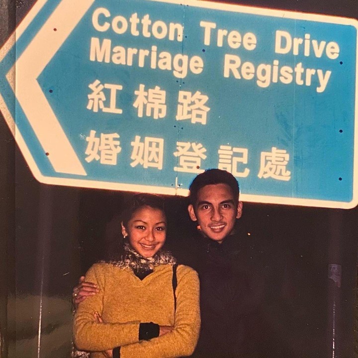 <p>Melalui postingan tersebut, Amara membagikan beberapa potret lawas hingga terbarunya dengan sang suami. Keduanya masih terlihat romantis seperti sepasang kekasih, ya, Bunda. (Foto: Instagram@amaranggana)</p>