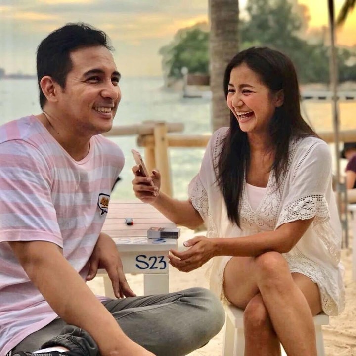 <p>Selain dibanjiri ucapan selamat dan doa, tak sedikit netizen salah fokus dengan paras mereka yang awet muda. “Masyaallah awet muda banget,” tulis akun <em>@mam_ahsan_i**.</em> “Selalu awet muda, sehat selalu,” tulis akun <em>@dhewie_offi**.</em> “Semakin awet mudaa. Idolaa,” tulis akun <em>@chiqaneez**.</em> (Foto: Instagram@amaranggana)</p>