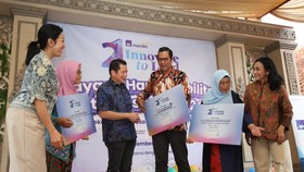 AXA Mandiri Donasi Rp100 Juta untuk Beasiswa Pendidikan Siswa SLB