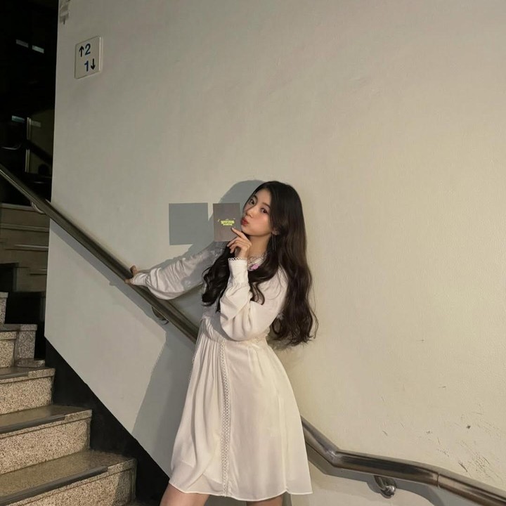 <p>Outfit berupa dress putih berpotongan sederhana dapat digunakan untuk acara formal maupun kasual. Pada potret ini, Bae Suzy menggerai rambut panjangnya yang semakin memancarkan aura feminin dan kecantikannya. (Foto: Instagram @skuukzky)</p>