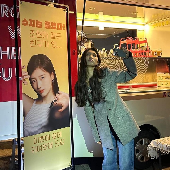 <p>Blazer dapat menjadi outfit mid-formal ketika dipadukan dengan celana jeans. Hal ini juga yang dilakukan Bae Suzy. Ia mengombinasikan blazer dan jeans. Ini bisa jadi pilihan outfit yang simpel dan mudah diterapkan. (Foto: Instagram @skuukzky)</p>
