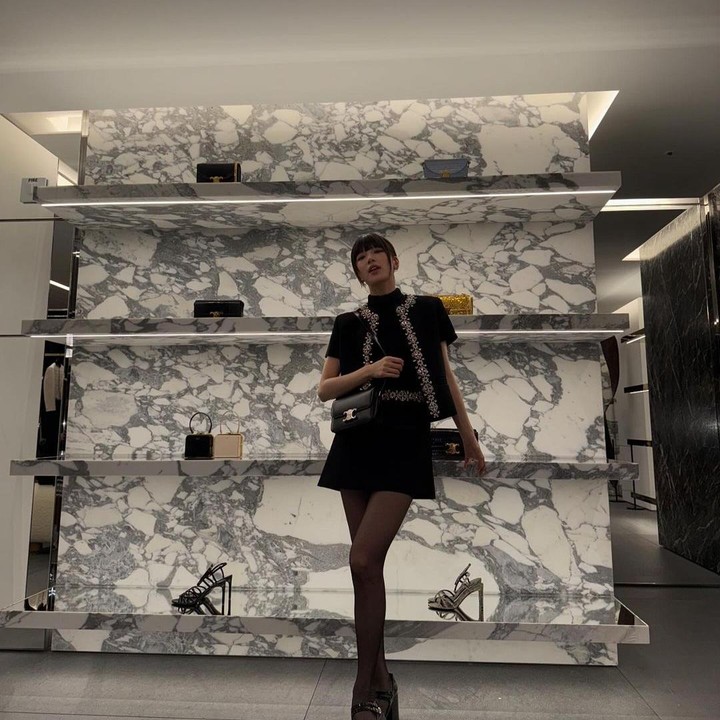 <p>Tidak hanya cantik dan memiliki bakat akting yang memukau, Bae Suzy pandai dalam memadukan berbagai jenis pakaian jadi stylish. Bahkan, ia pernah memenangi kategori Gaya Terbaik Instyle pada ajang Baeksang Art Awards 2016. (Foto: Instagram @skuukzky)</p>