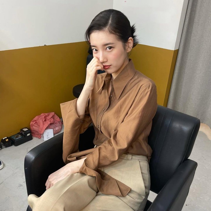 <p>Bae Suzy tampak memesona dengan kemeja berwarna cokelat dan celana panjang berwarna cokelat susu. Pilihan baju yang serasi, ditambah dengan pulasan make-up dan gaya rambutnya turut memperindah penampilannya. (Foto: Instagram @skuukzky)</p>