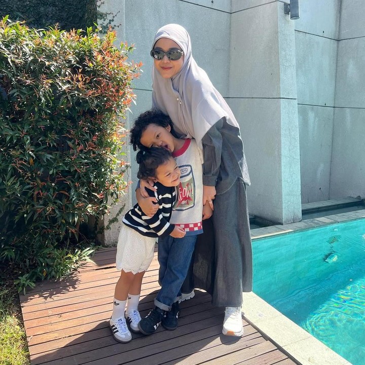 <p>"Jadi kalau dia tanya, aku jawabnya harus logis. Misalnya waktu pas awal Papa (Babe Cabita) enggak ada (dia nanya) Papa ke mana, jawabannya Papa sudah di surga, gitu kan jawabannya. Dia tuh kayak, 'Kok Papa di surga duluan? Kan kita belum hari akhir'," katanya. (Foto: Instagram: @fatiyw)</p>