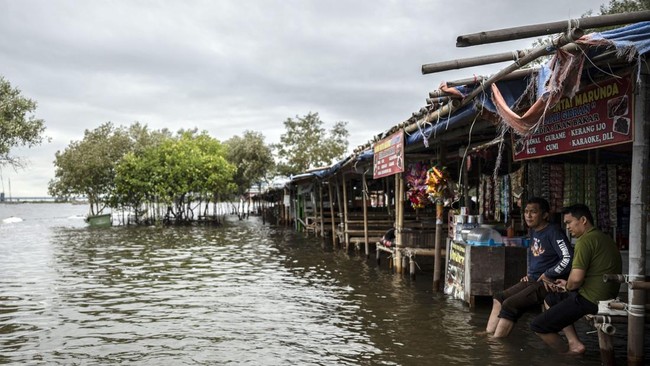 Sebanyak 10 RT di Jakarta Utara dan Kepulauan Seribu masih terendam banjir rob hingga Jumat (13/12) siang akibat pasang air laut.
