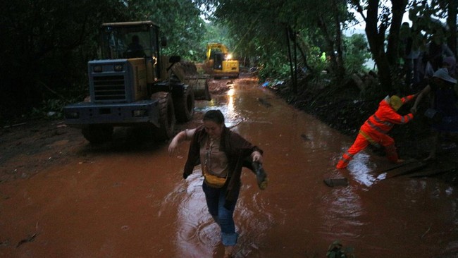 BPBD Kabupaten Sukabumi mencatat 1 orang meninggal dunia dan 7 lainnya hilang dalam bencana banjir dan tanah longsor di sejumlah titik di Sukabumi.