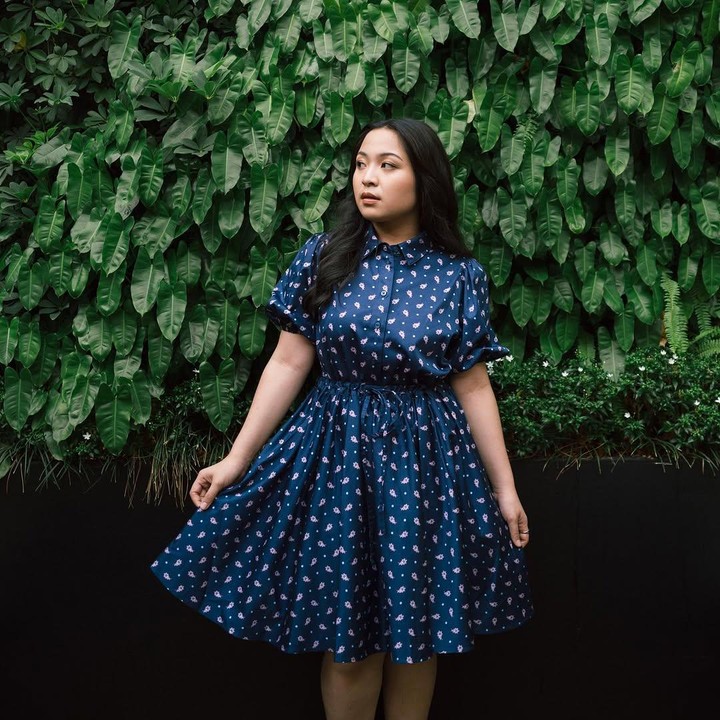 <p>Gaya penampilan Bernadya dalam manggung banyak mencuri perhatian. Ia sering mengenakan pakaian yang simpel, namun stylish. Misalnya, dalam potret ini Bernadya mengenakan dress biru denan corak putih. (Foto: Instagram @bernadyaribka)</p>