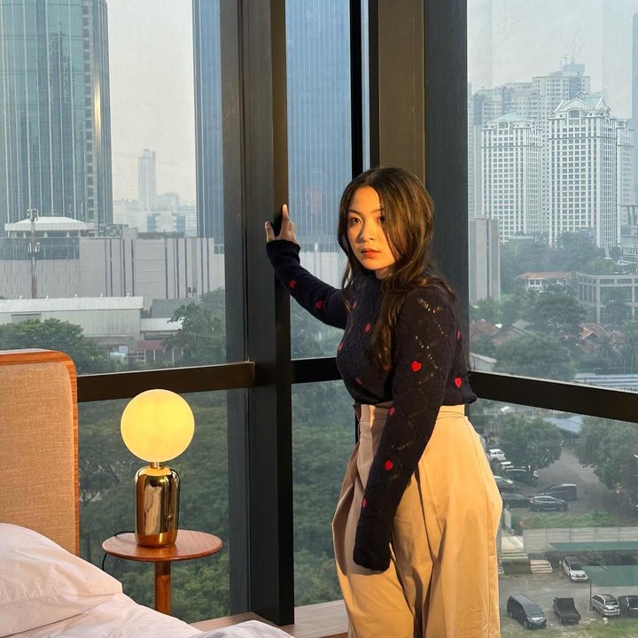 <p>Selain dress, Bernadya juga kerap mengenakan OOTD casual namun tetap terlihat formal. Dalam beberapa penempilan, ia berhasil memadukan pakaian dengan warna-warna yang kontras. (Foto: Instagram @bernadyaribka)</p>