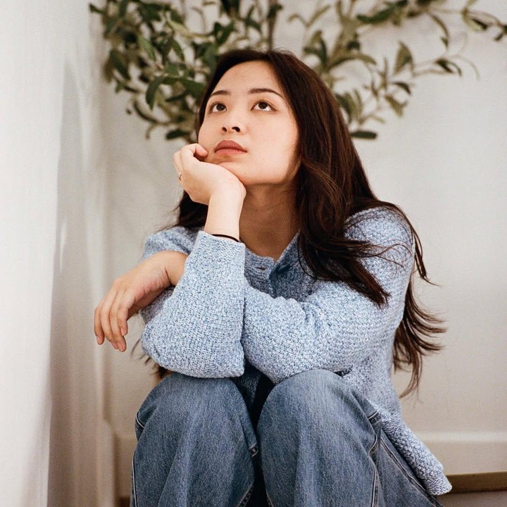 <p>Bernadya naik daun di sepanjang tahun ini, Bunda. Lagunya yang berjudul <em>Kata Mereka Ini</em> <em>Berlebihan</em> diputar sebanyak 50 juta kali di Spotify. Perempuan 20 tahun ini lalu sering menjadi bintang di setiap festival musik. (Foto: Instagram @bernadyaribka)</p>