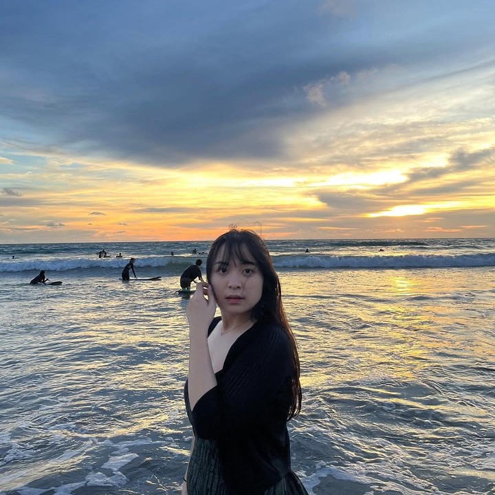 <p>Saat sedang tidak manggung, Bernadya juga tetap tampil stylish lho, Bunda. Ia tetap mengenakan pakaian yang fashionable, namun terlihat nyaman. (Foto: Instagram @bernadyaribka)</p>