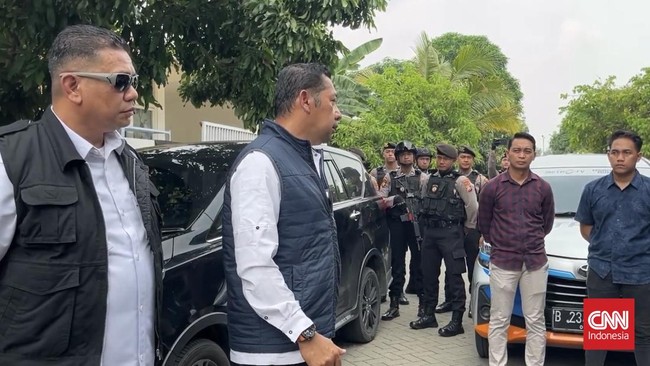 BNNP Jatim menggeledah rumah anggota Polres Pelabuhan Tanjung Perak Surabaya yang berada di Sidoarjo. Oknum itu diduga pengendali peredaran narkoba Sumut-NTB
