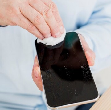 Jangan Asal! Ini 5 Cara Membersihkan Smartphone yang Benar Biar Tidak Merusak HP