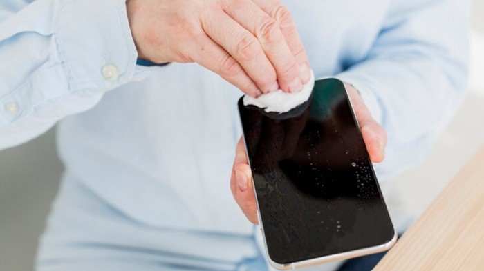 Jangan Asal! Ini 5 Cara Membersihkan Smartphone yang Benar Biar Tidak Merusak HP