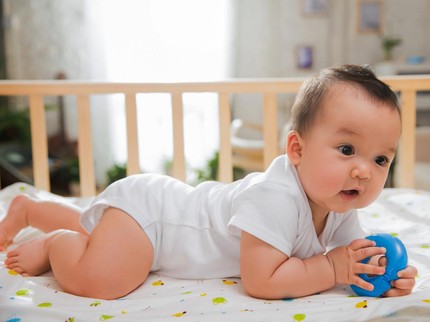 Ciri-ciri Bayi Mau Tengkurap, Sudahkah Si Kecil Melakukannya?