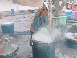 Potret Relawan di Dapur Umum Pengungsian Erupsi Lewotobi Laki-laki