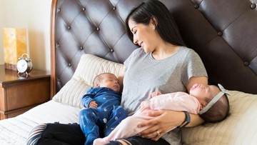 Tips menyusui bayi kembar agar Bunda tidak depresi