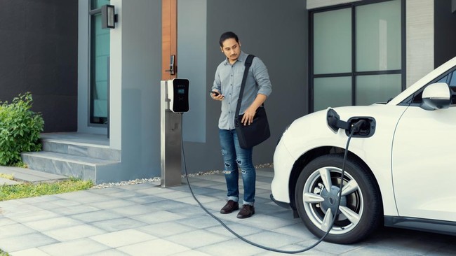 PLN merekomendasikan minimal daya listrik di rumah untuk home charging buat mobil listrik sebesar 7.700 VA.