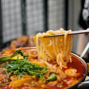 Mencicipi Mi Pedas Korea yang Menantang usai Korean Waves