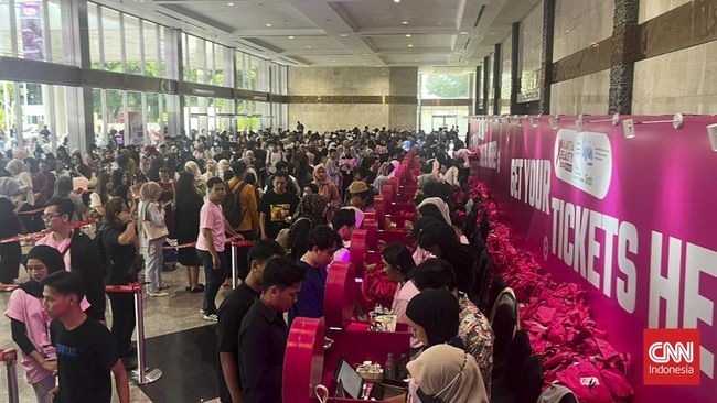 Antrean tampak mengular saat hari pertama gelaran Jakarta x Beauty 2024 di Jakarta Convention Center, Kamis (5/12).