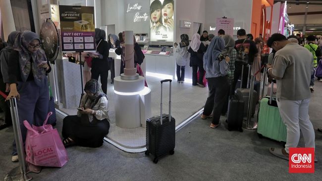 Gelaran Jakarta x Beauty 2024 di JCC, Jakarta dipenuhi oleh para jastiper yang siap memborong produk-produk titipan pada Kamis (5/12).