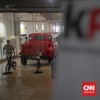 Pegawai Komisi Pemberantasan Korupsi (KPK) memeriksa kondisi mobil sitaan yang ada di Rumah Penyimpanan Benda Sitaan dan Barang Rampasan (Rupbasan).