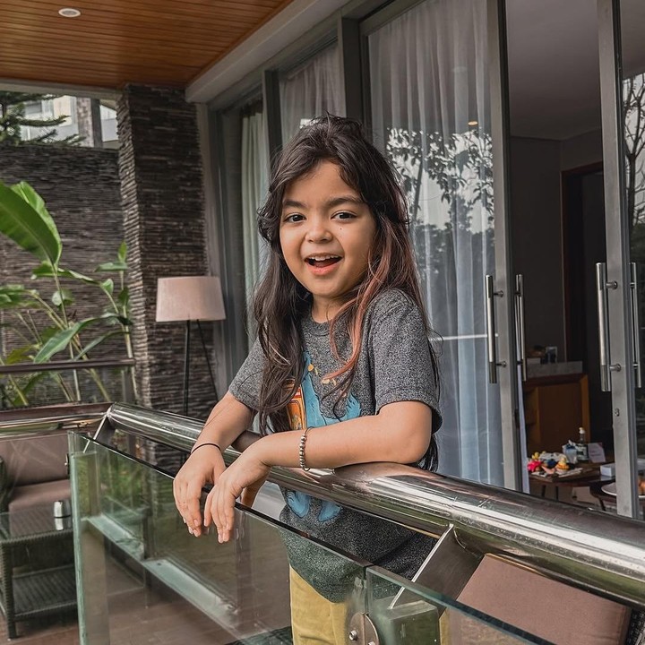 <p>Momen ini dibagikan langsung oleh Mazaya pada laman Instagram-nya, Bunda. Melalui akunnya ini, Mazaya mempersembahkan piala tersebut untuk seluruh anak-anak di Indonesia dan dunia. (Foto: Instagram: @mazayaamania)</p>