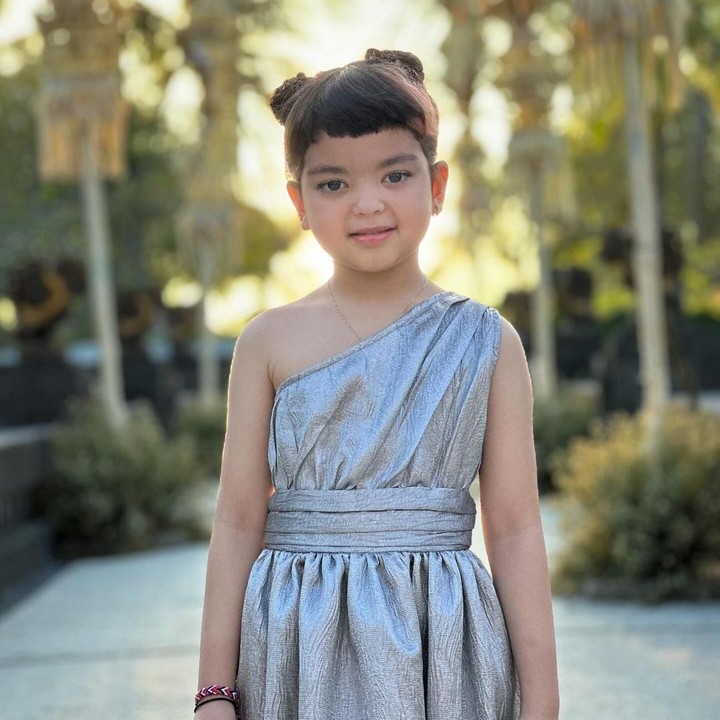 <p>Penyanyi cilik Mazaya berhasil menerima penghargaan di Anugerah Musik Indonesia 2024, Bunda. Gadis berusia delapan tahun itu memenangkan kategori Artis Solo Anak-Anak Terbaik. (Foto: Instagram: @mazayaamania)</p>
