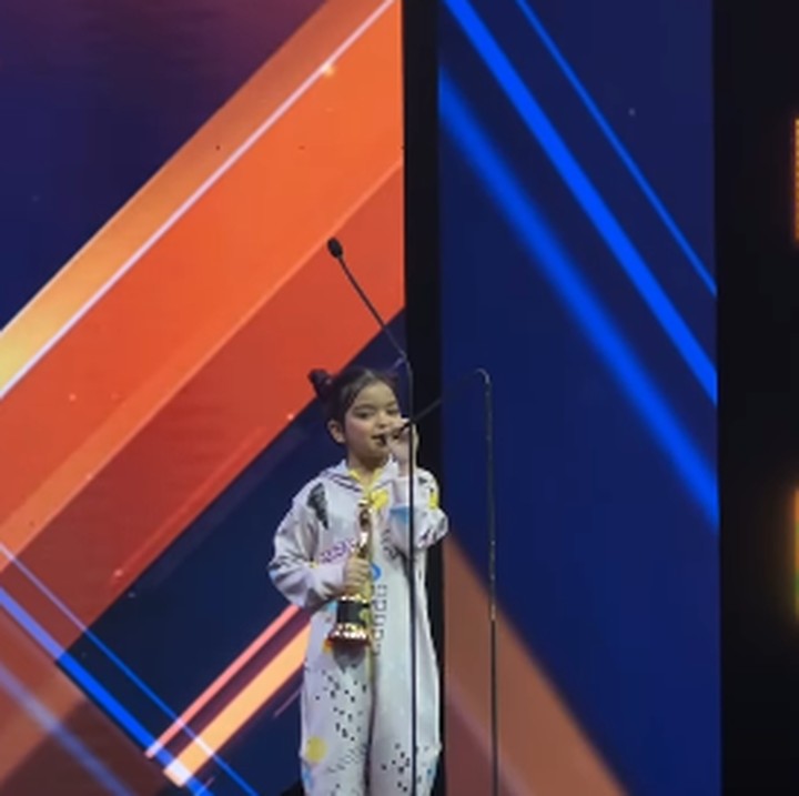 <p>"Alhamdulillah, terima kasih Allah SWT atas rahmat-Nya. <em>Thank you</em> @amiawards. Mazaya persembahkan <em>awards</em> ini untuk seluruh anak-anak Indonesia dan anak-anak di seluruh dunia. Terima kasih kepada fans Mazaya (Mazayers)," ujar Mazaya dengan menyisipkan emotikon hati. (Foto: Instagram: @mazayaamania)</p>