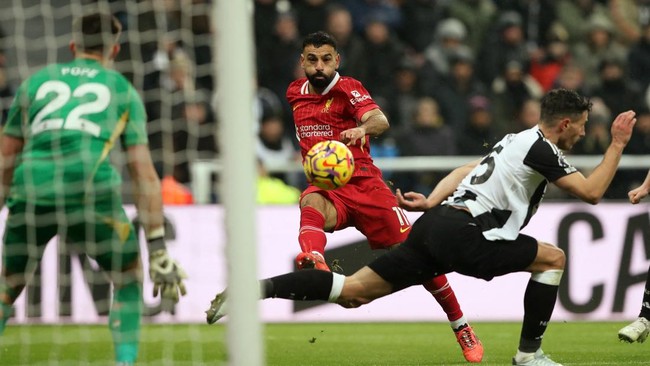 Bintang Liverpool Mohamed Salah berhasil melewati Erling Haaland dalam perburuan gelar top skor Liga Inggris. Berikut daftar top skor Liga Inggris.