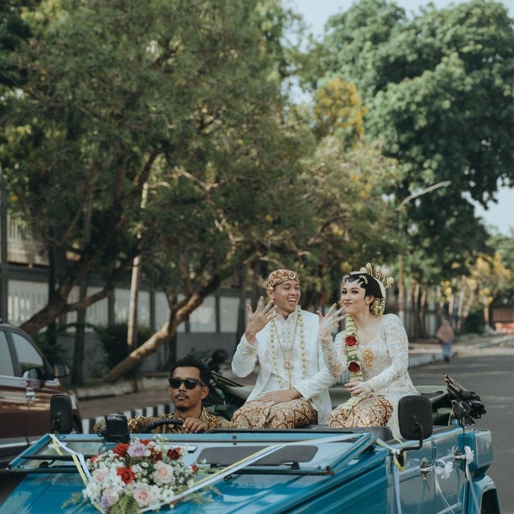 <p>Momen akad pernikahan mereka juga pernah disiarkan secara langsung di Youtube pribadi milik Ribka. Setelah rangkaian akad berlangsung, diadakan pula acara ngunduh mantu di pendopo Tulongo milik Soimah. (Foto: Instagram: ribkasugiarto)</p>