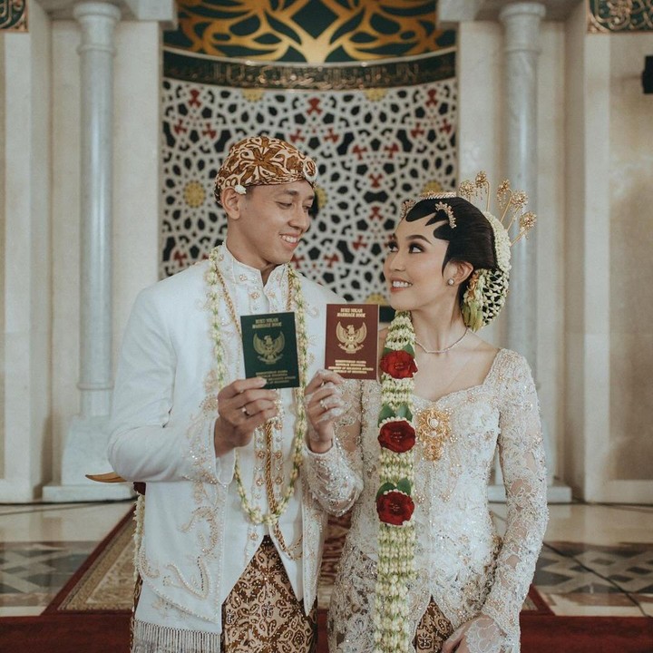 <p>Momen bahagia ini diunggah keduanya di media sosial mereka. Pasangan ini tampak serasi mengenakan baju pengantin adat Jawa. Dengan senyum penuh sukacita, Ribka Sugiarto dan Rian Ardianto memperlihatkan buku nikah mereka. (Foto: Instagram @ribkasugiarto)</p>