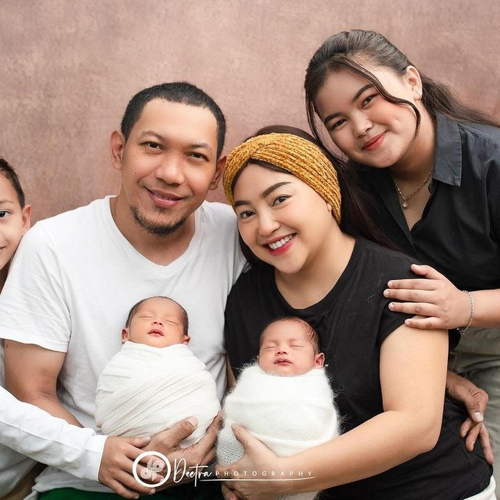 <p>Presenter Nina Carolina atau yang dikenal sebagai Mpok Alpa melahirkan anak kembar berjenis kelamin laki-laki bernama Raffa dan Raffi, pada 7 Oktober 2024. Proses persalinan anak ketiga dan keempat ini dijalani Mpok Alpa melalui operasi caesar. Sebelumnya pada April 2024, Mpok Alpa mengumumkan kehamilan kembarnya. Perempuan 37 tahun ini tak menyangka bisa hamil lagi setelah tujuh tahun melahirkan anak keduanya. (Foto: @nina_mpokalpa)</p>